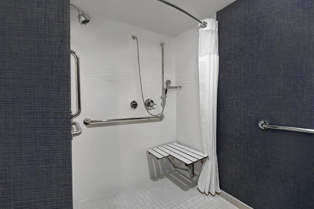 Suite, 2 Bedrooms (Mobility/Hearing Access, Roll-In Shwr) - Photo 6