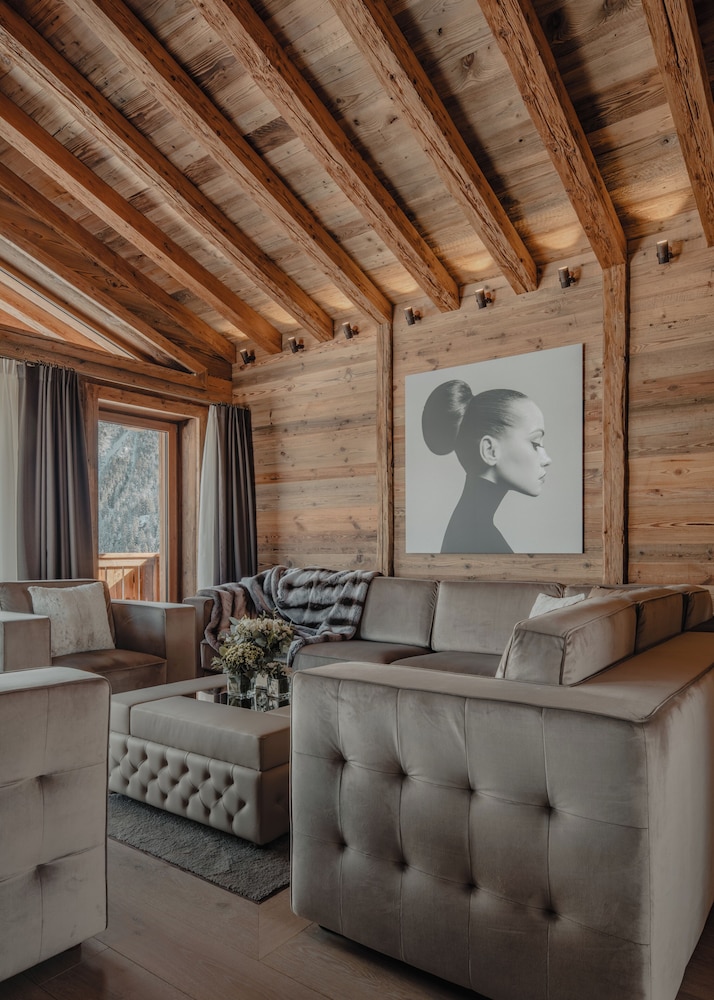 Signature Chalet, Multiple Beds photo 3