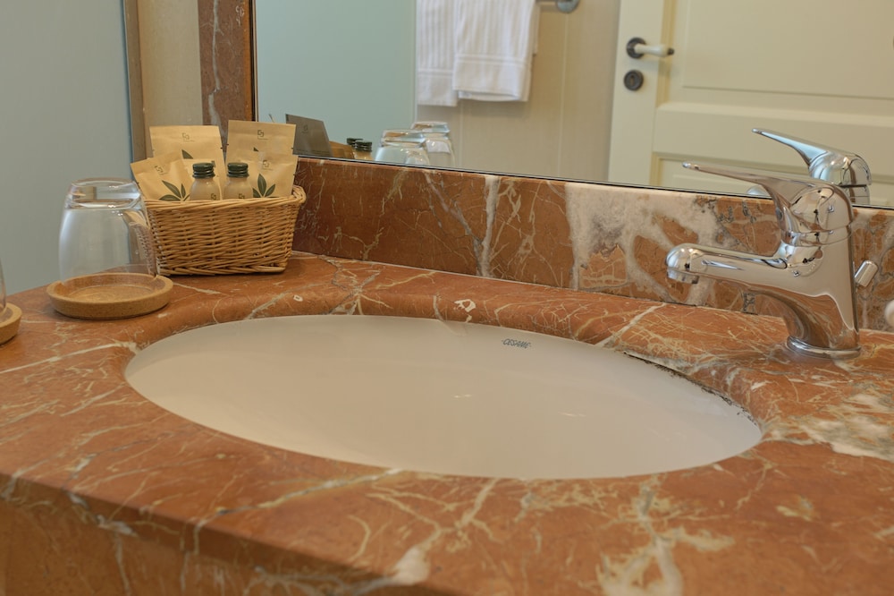 Deluxe Suite, Sea View - Photo 8