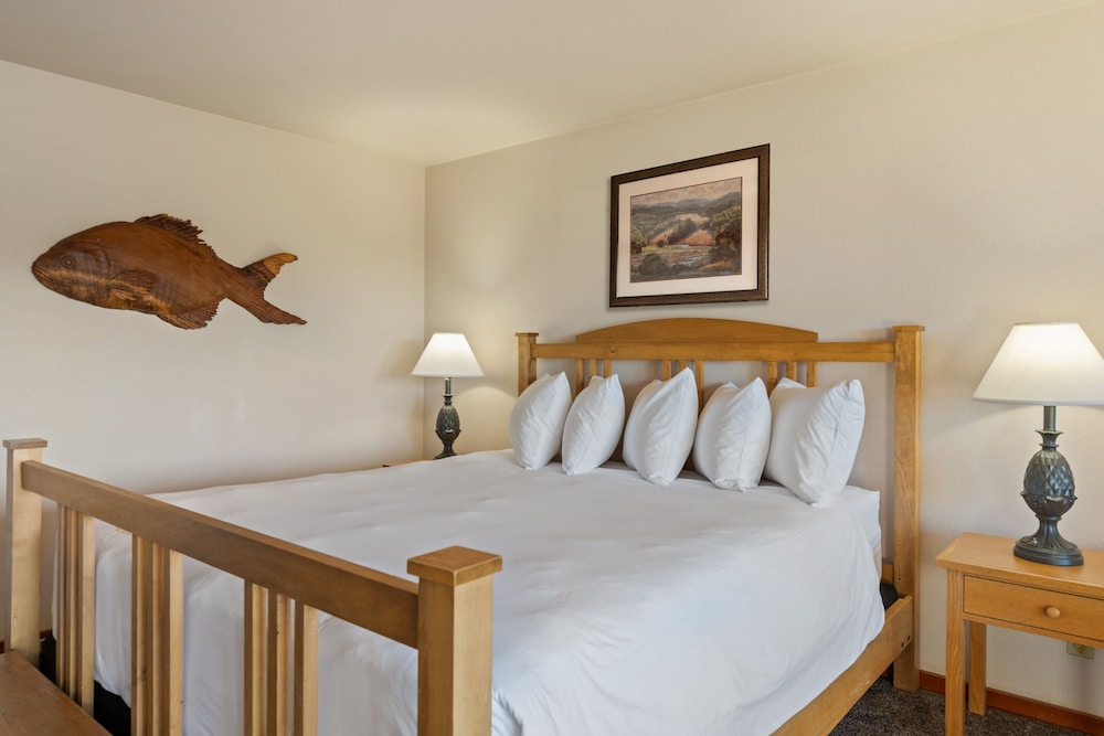 Deluxe Studio 1 King Bed, with Balcony and Harbor View photo 3