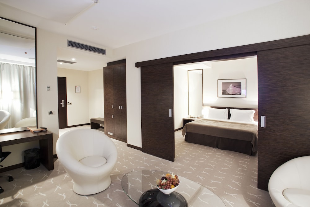 Suite, 1 Queen Bed photo 1