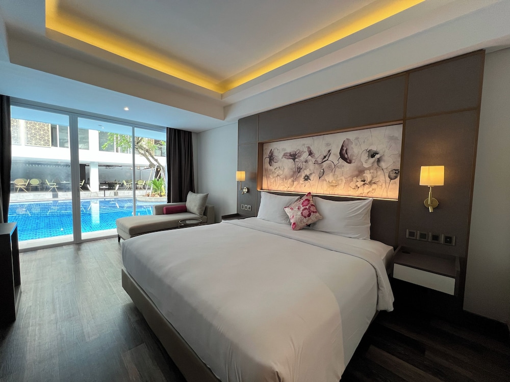 Deluxe Room King Size Pool Side