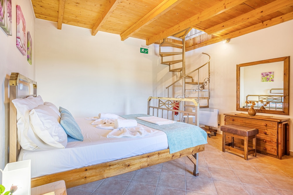 Traditional Villa, 2 Bedrooms, Private Pool, Mountain View