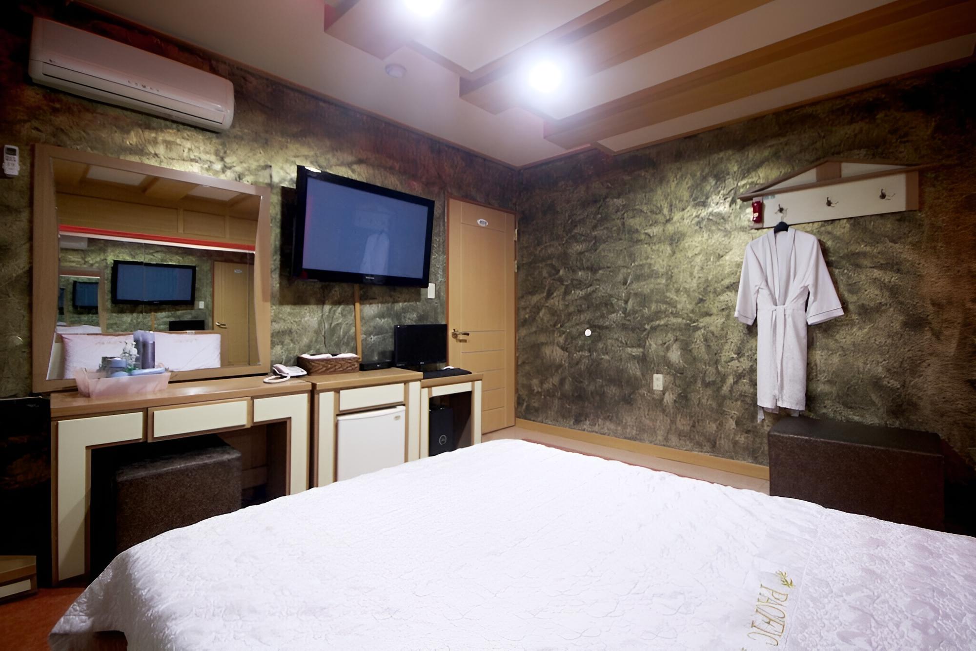 Room (Standard Room) - Photo 4
