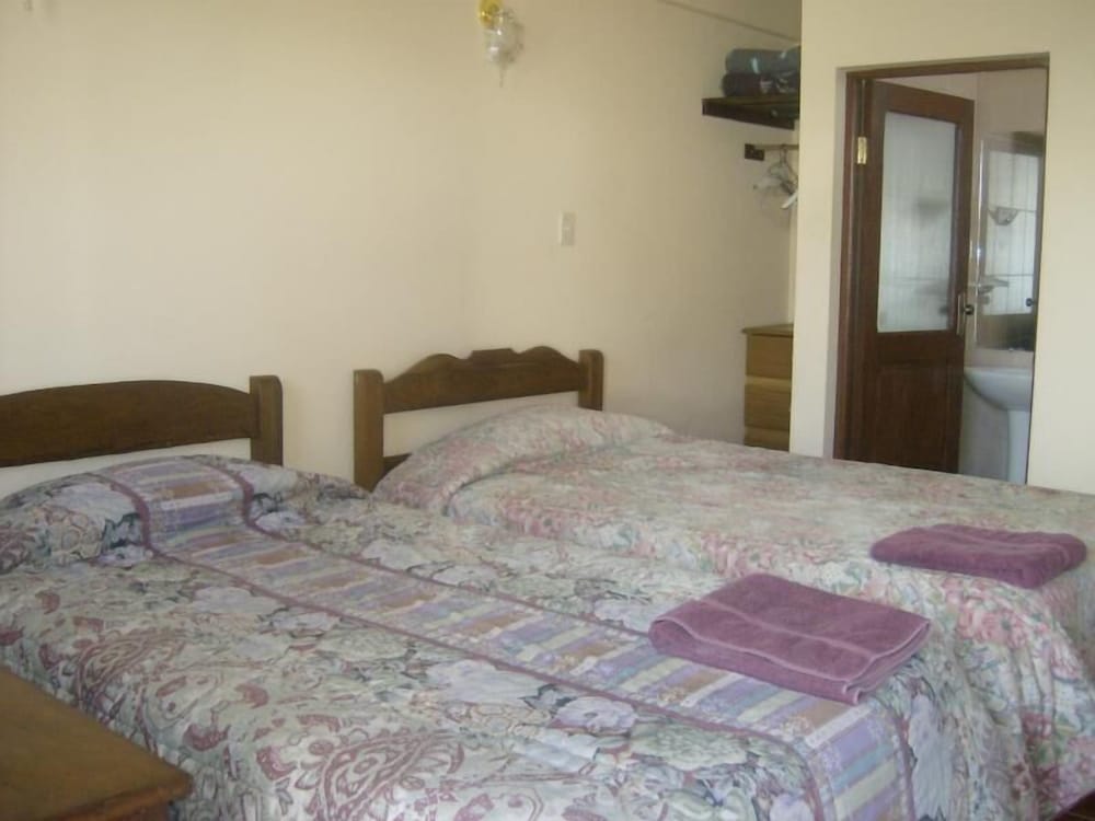 Basic Twin Room, 2 Twin Beds photo 1