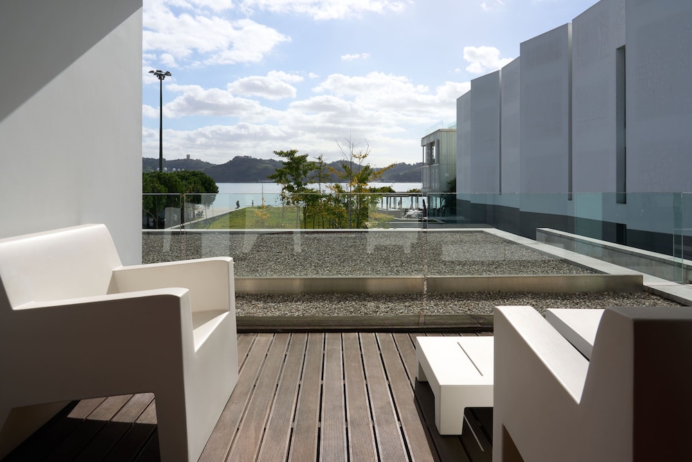 Club Room, Balcony - Photo 4