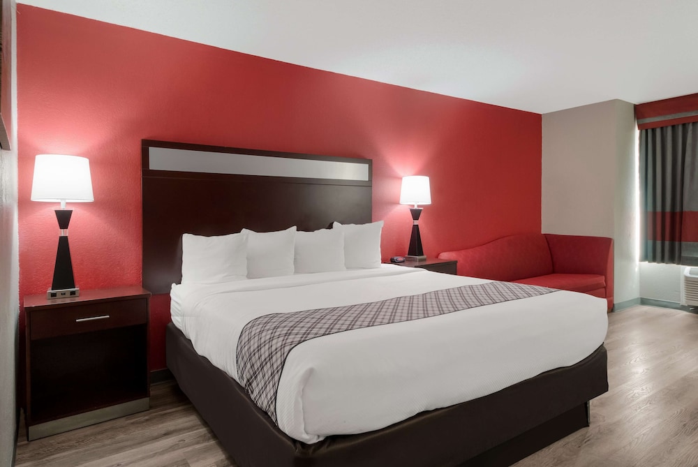 Standard Room, 1 King Bed, Accessible, Non Smoking - Photo 3