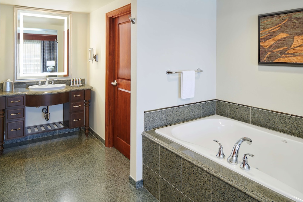 Suite, 2 Bedrooms (2 Kings with Sofabed, Penthouse) thumbnail 6