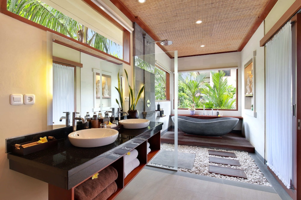 Suite with King Bed photo 2