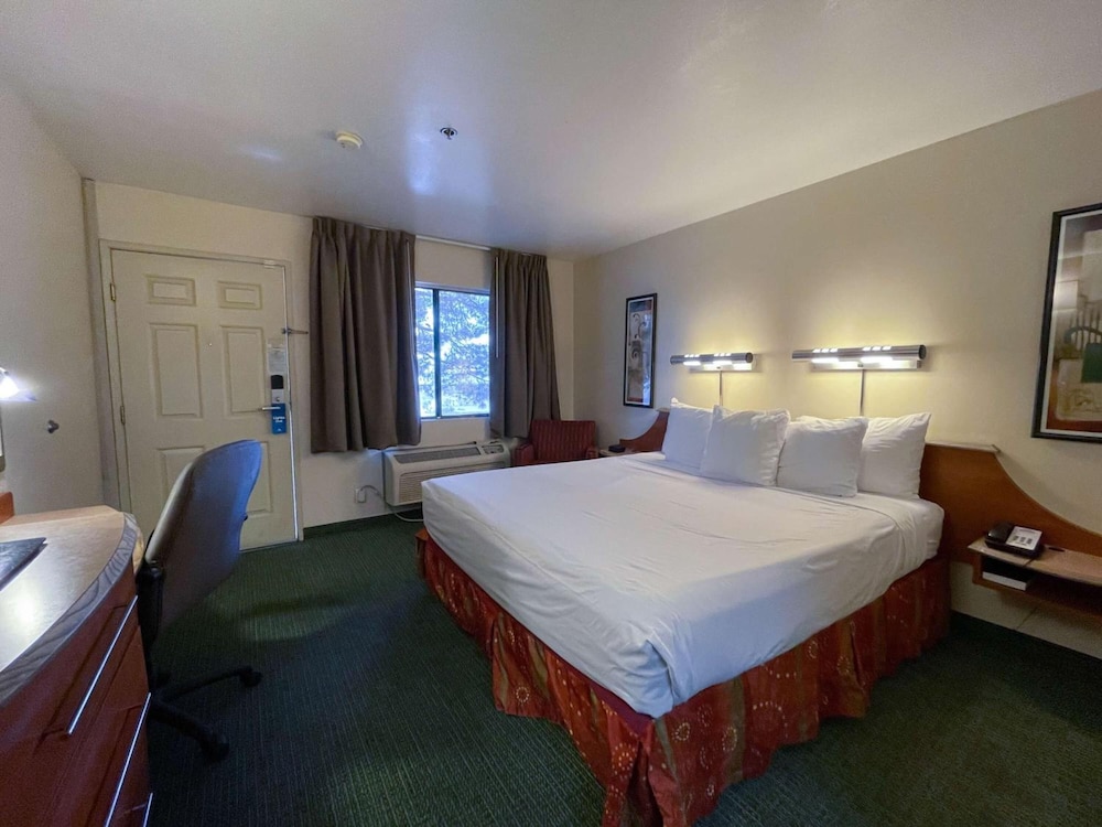 Standard Suite, 1 King Bed, Non Smoking - Photo 2