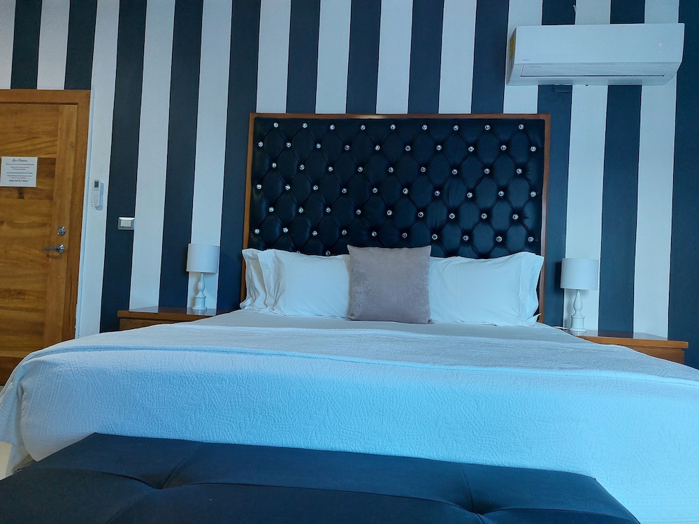 Comfort Double Room, 1 King Bed, Non Smoking, Courtyard View photo 3
