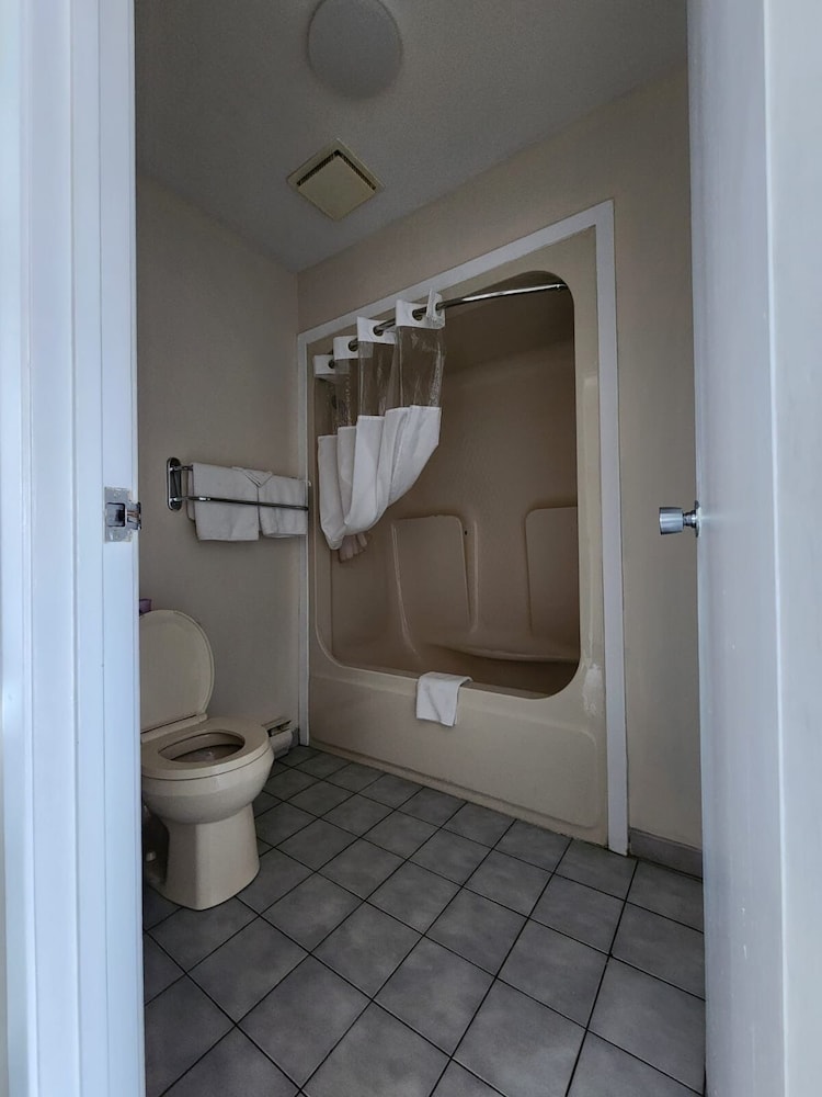 Family Suite, Multiple Beds, Private Bathroom photo 3