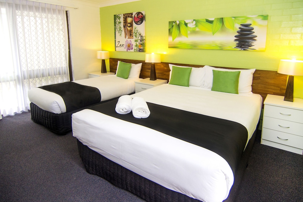 Deluxe Room, Queen plus 1 single photo 1