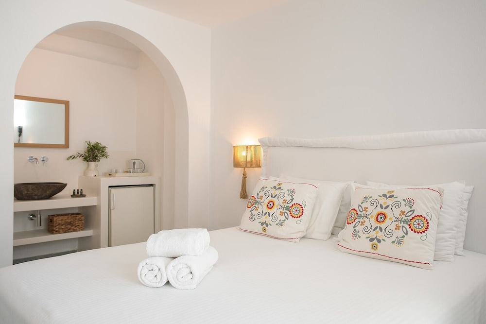 Economy Triple Room, Partial Sea View - Photo 6