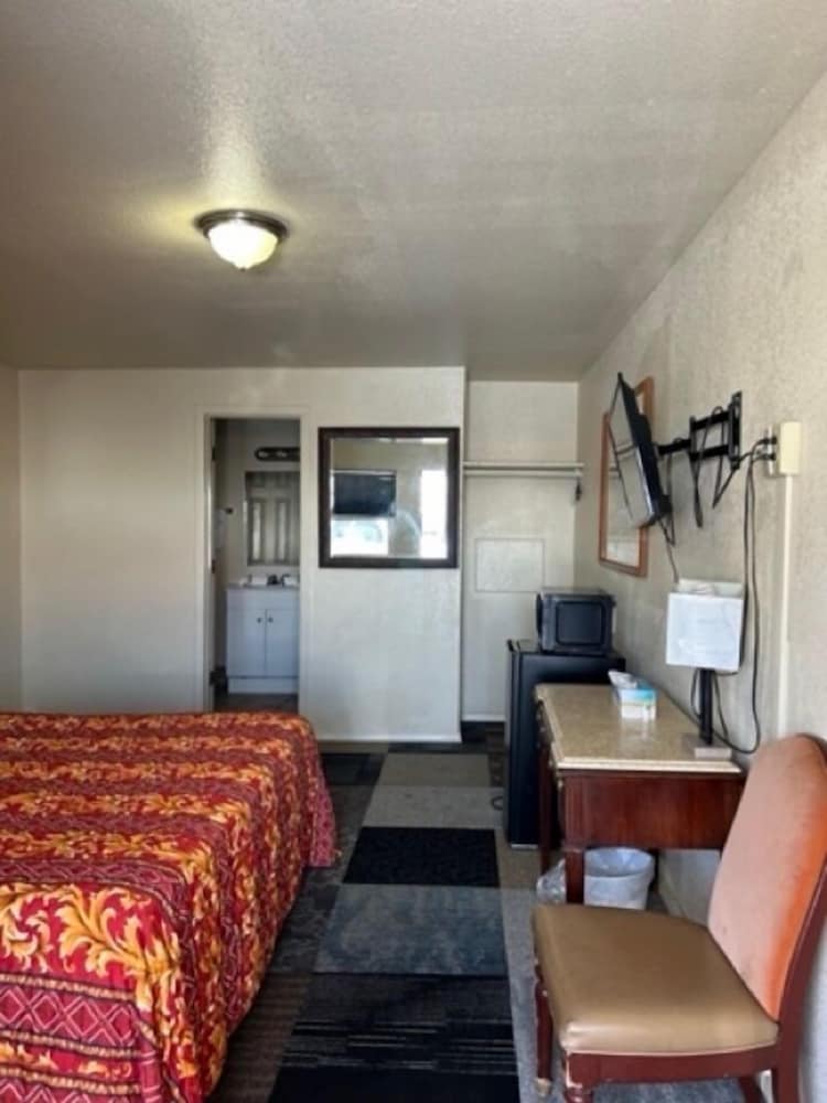 Room, 1 King Bed, Accessible, Non Smoking (Mobility, Roll-in Shower) photo 2