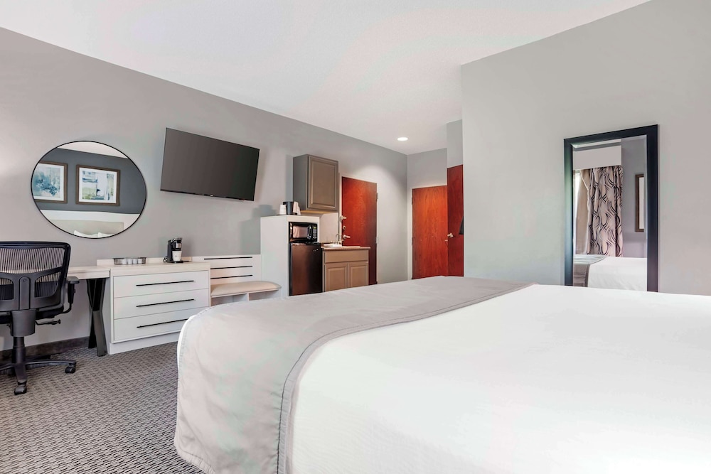 Standard Room, 1 King Bed, Accessible, Kitchenette photo 3
