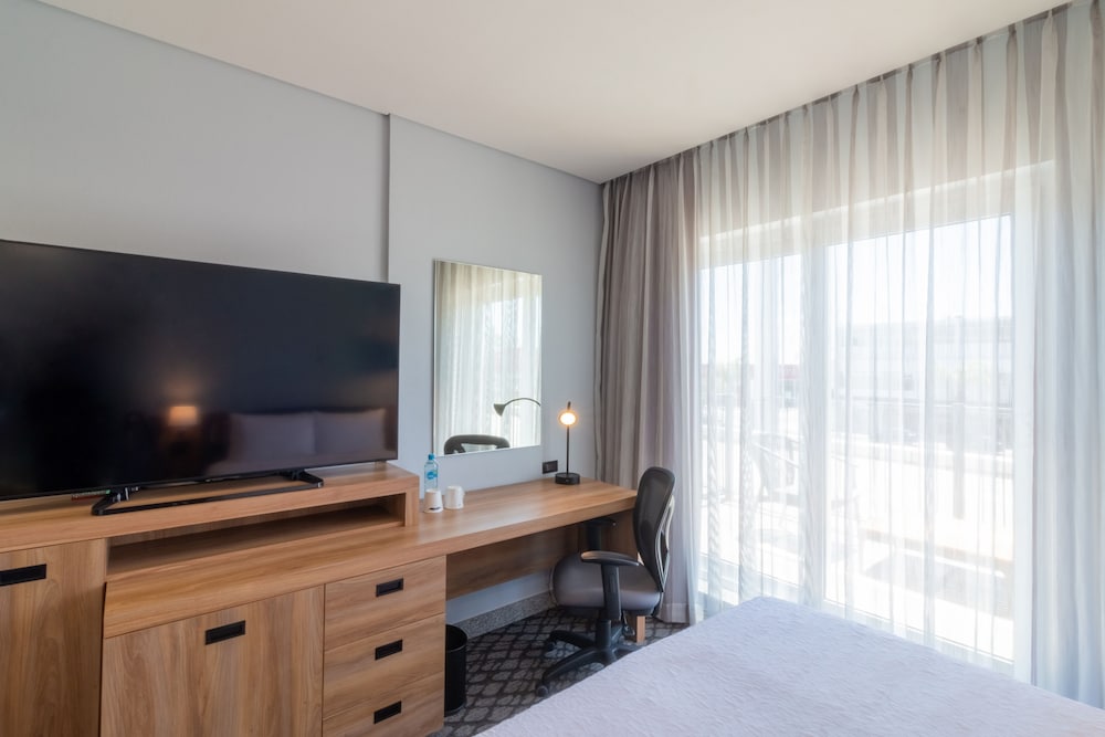 Business Room, 1 Queen Bed, Refrigerator - Photo 4