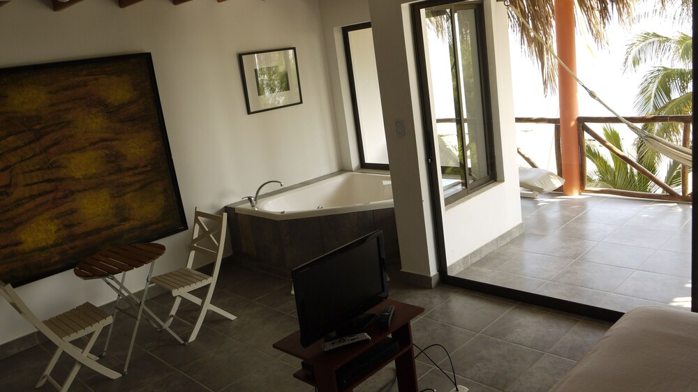 Deluxe Suite, Jetted Tub photo 1