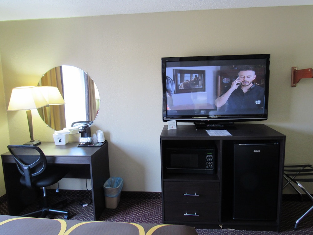 Room, 2 Queen Beds, Non Smoking - Photo 8