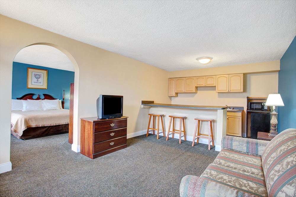 Deluxe Studio Suite, 1 King Bed, Non Smoking photo 2