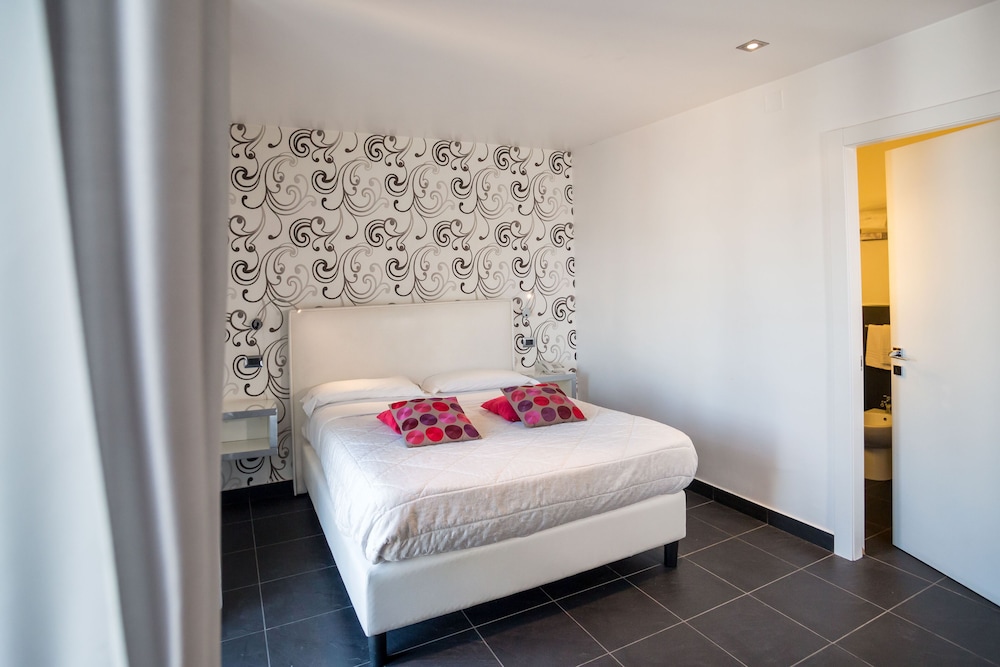 Deluxe Suite - Photo 9