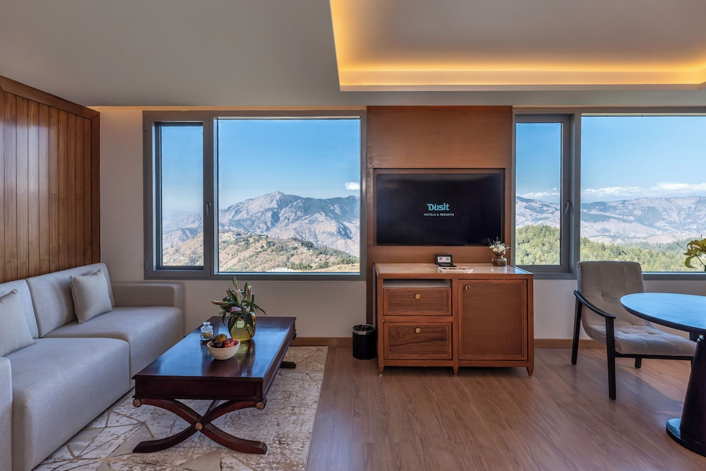 Deluxe Room, 1 King Bed, Bathtub, Mountain View