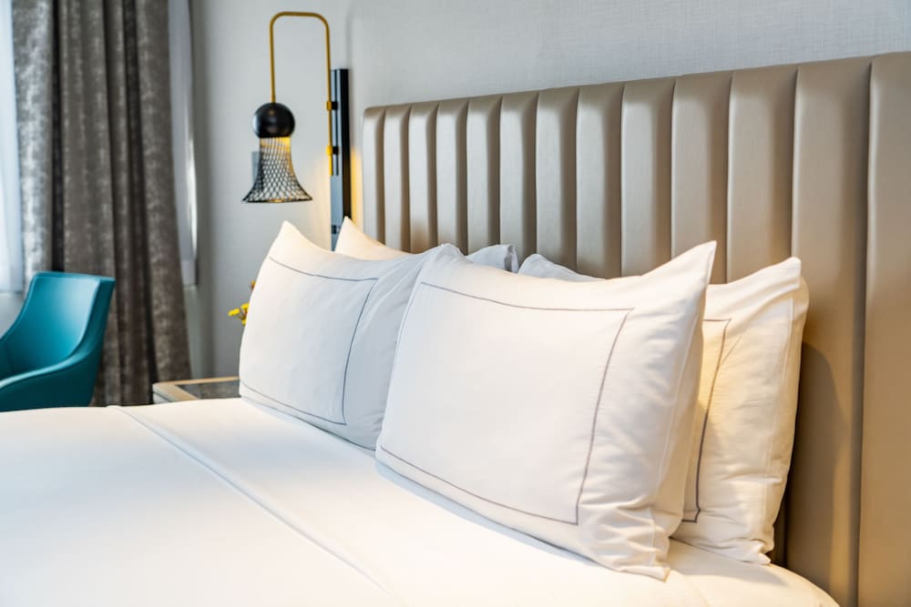Deluxe Room, 1 King Bed, Accessible (Mobility & Hearing, Roll-in Shower) - Photo 3