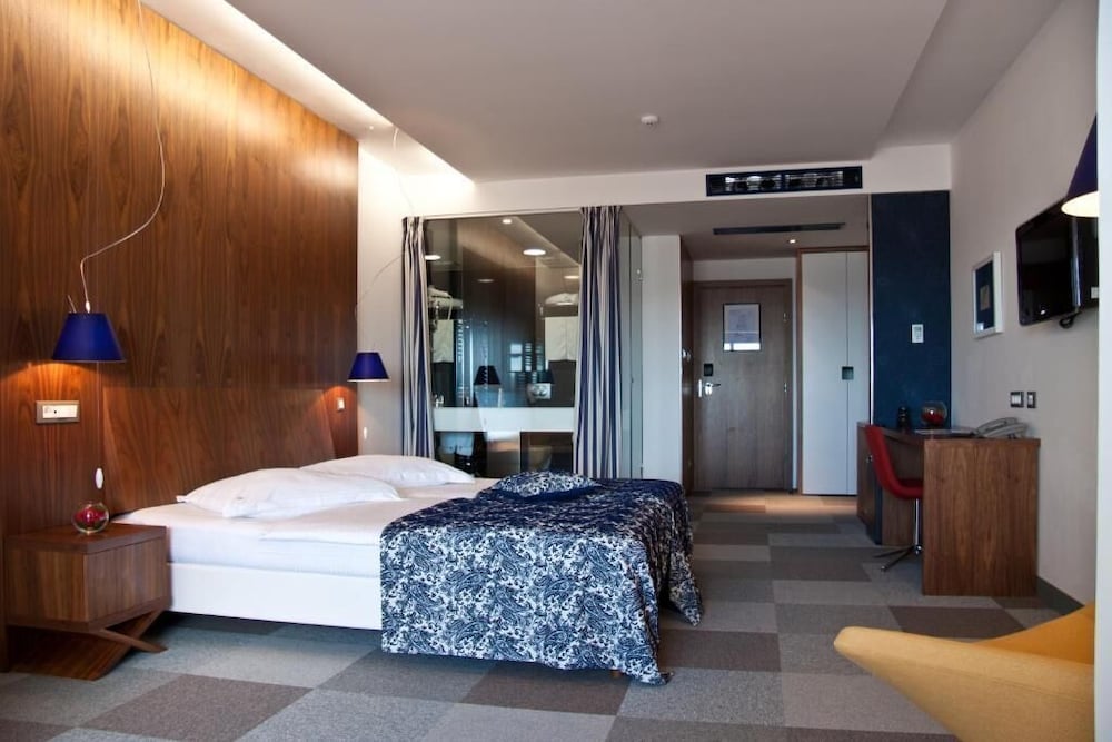 Superior Double or Twin Room, Partial Sea View