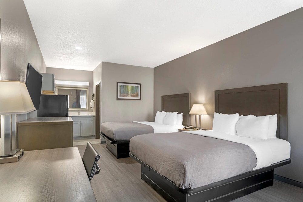 Room, 2 Queen Beds, Non Smoking (Upgrade) - Photo 1