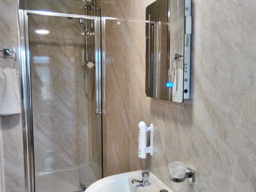 Standard Double or Twin Room, Ensuite - Photo 6
