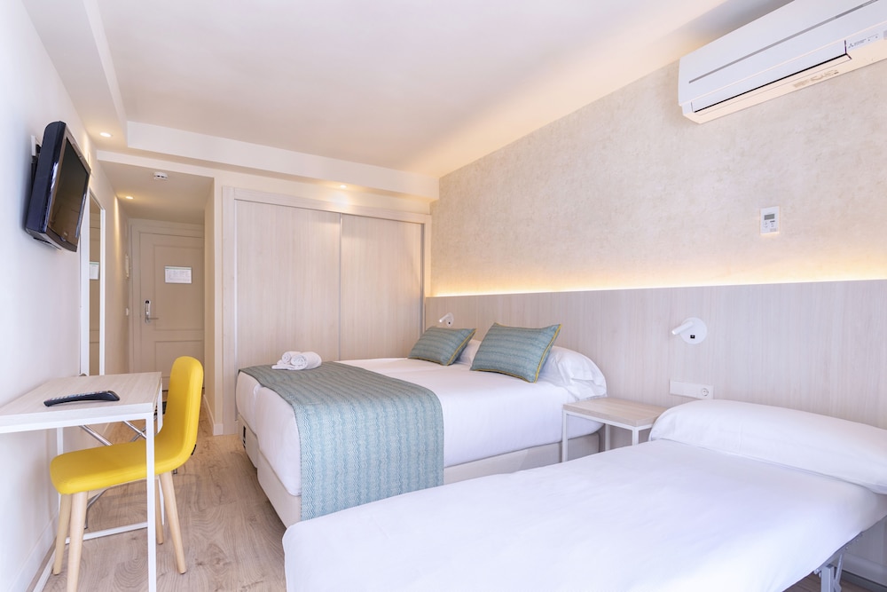 Habitación, 3 Camas Individuales, Balcón, Vista a la Piscina (3 Adultos)