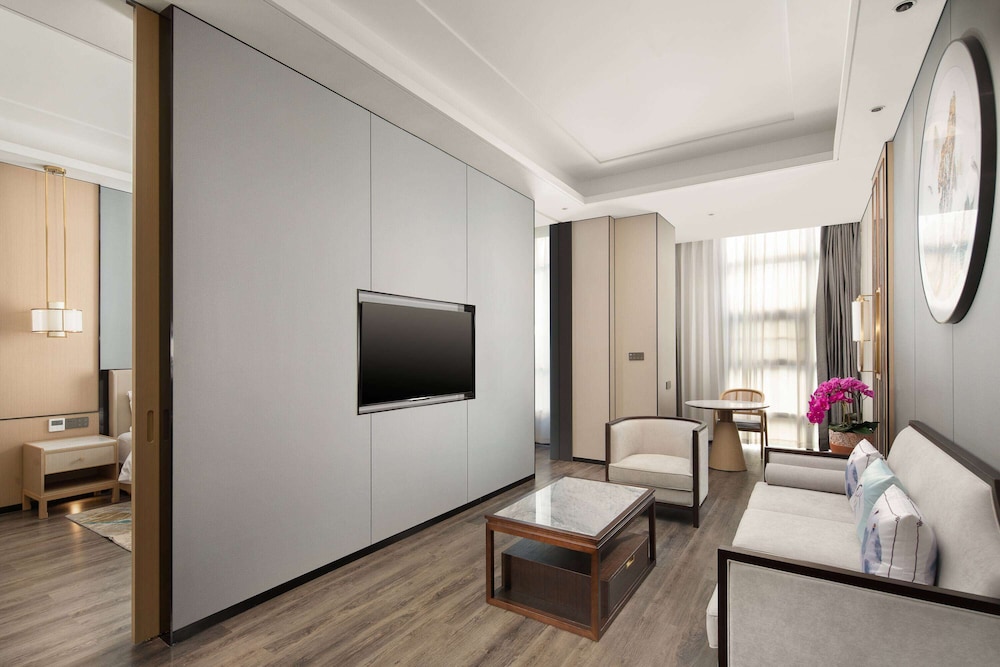 Executive Suite, 1 King Bed, Non Smoking photo 2
