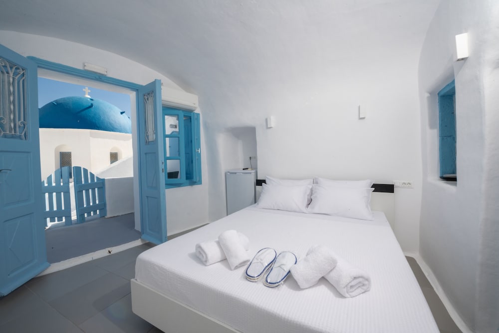 Blue Dome Cave Room with Caldera View