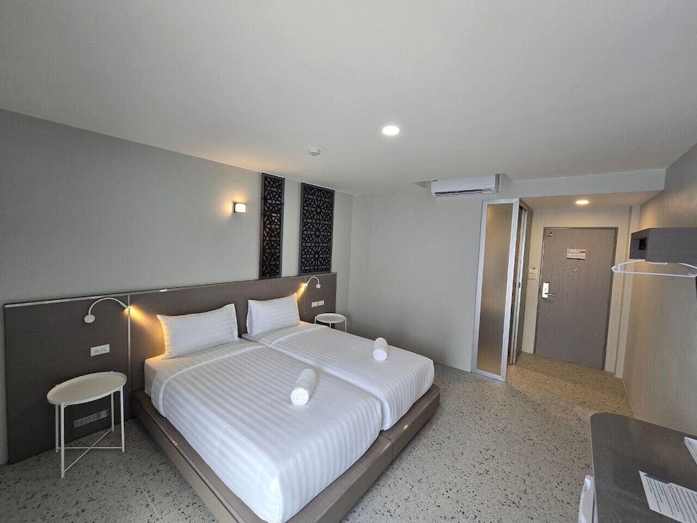 Standard Twin Room, Non Smoking - Photo 6