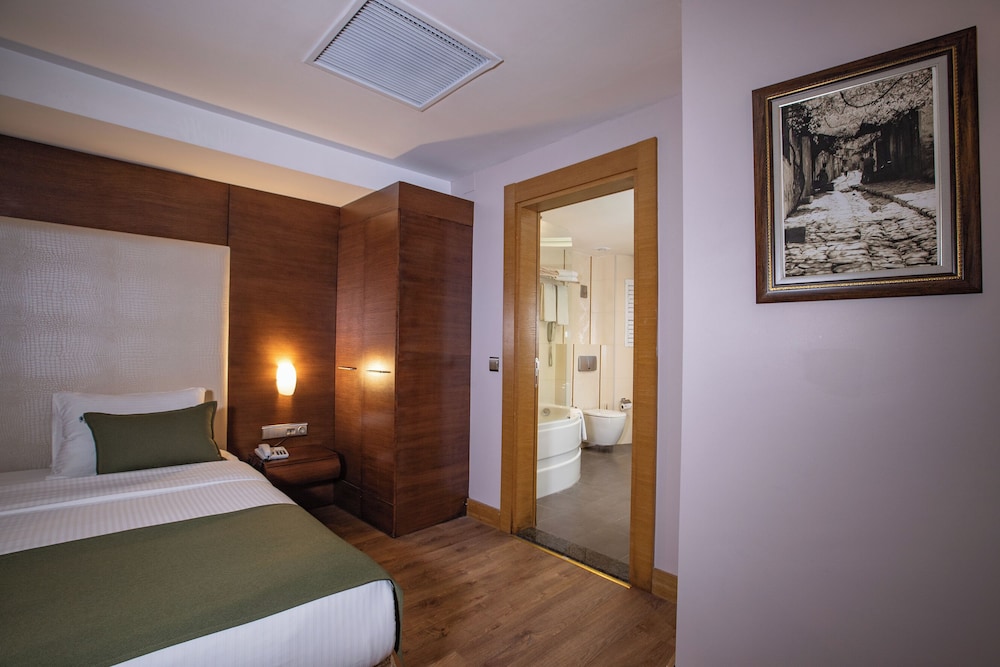 Quadruple Room, Smoking photo 2