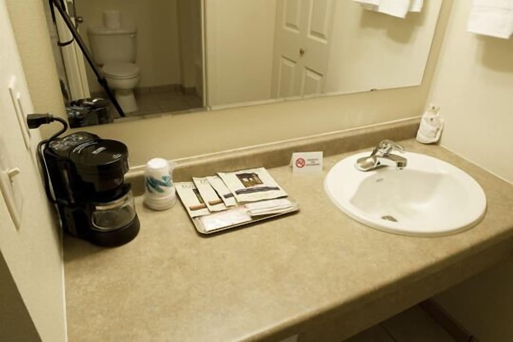 Deluxe Room, 2 Queen Beds - Photo 4