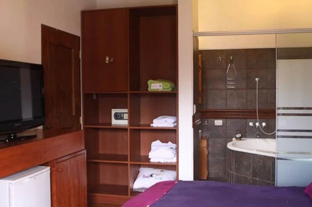 Honeymoon Room, 1 Queen Bed photo 1