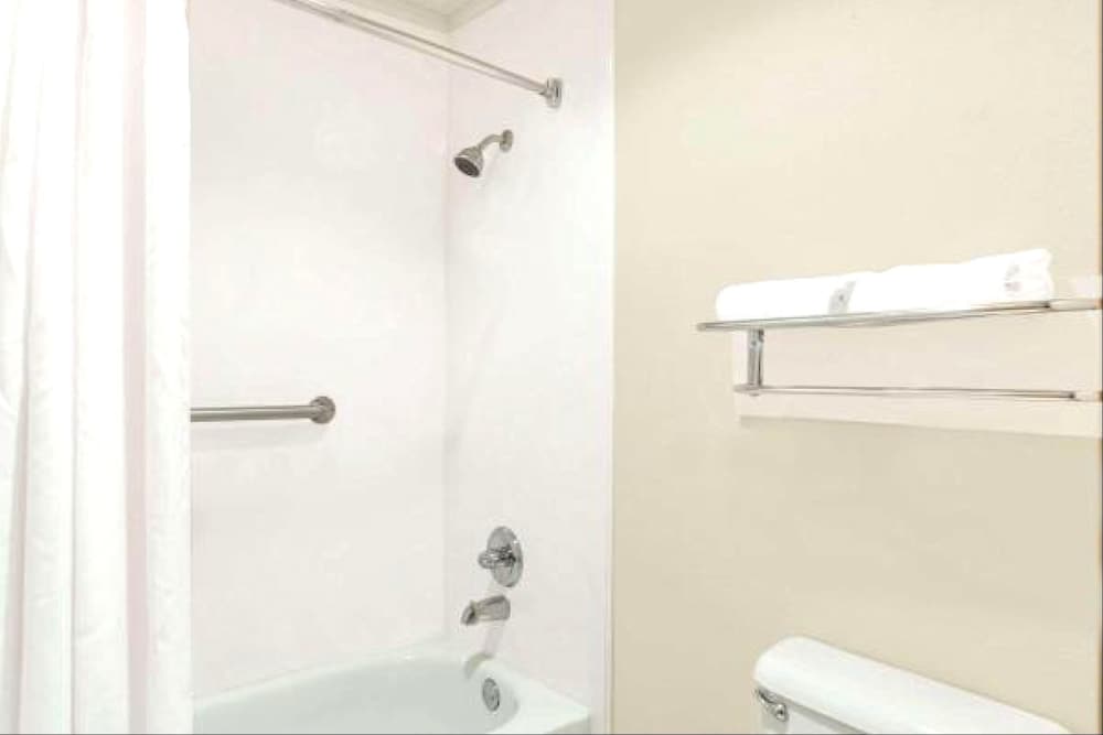 Standard Room, 1 King Bed, Smoking, Refrigerator & Microwave - Photo 3