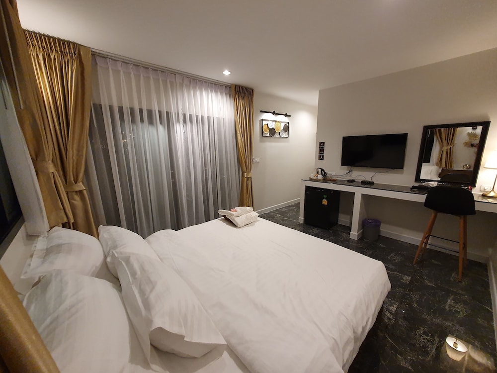 Deluxe Room - Photo 6