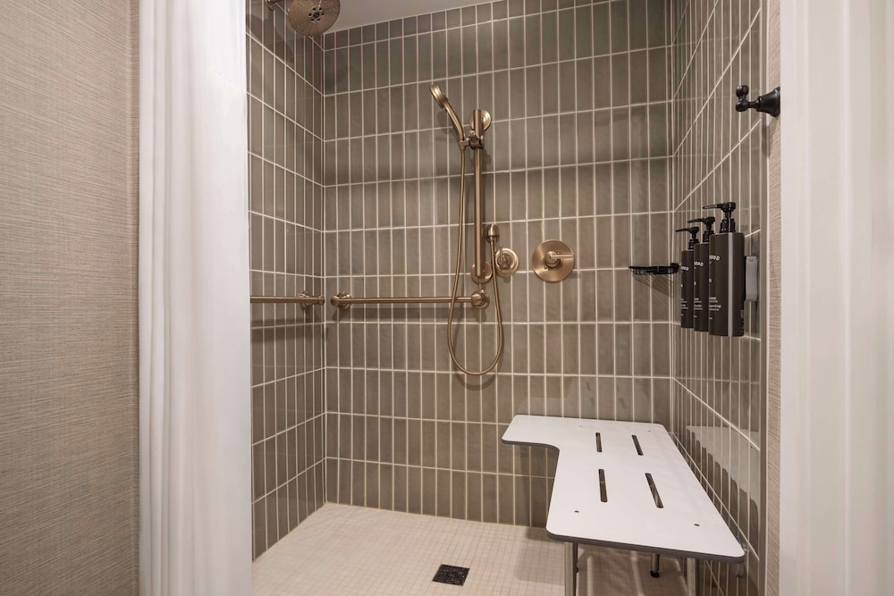 Room, 2 Queen Beds, Bathtub (Pool View) - Photo 8