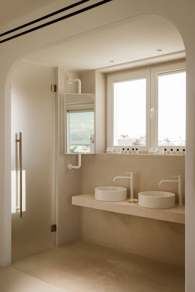 Signature Suite, Jetted Tub, Sea View - Photo 15