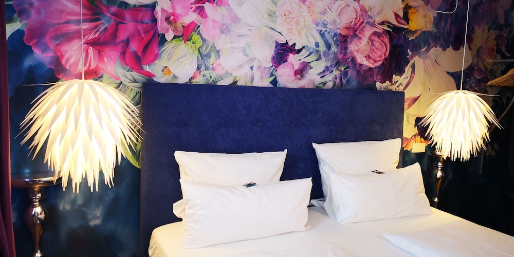 Deluxe Double Room, 1 King Bed, Non Smoking, Courtyard View (with air condition) photo 2
