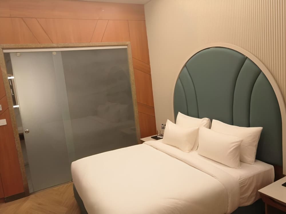 Deluxe Double or Twin Room, City View photo 3