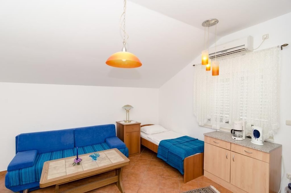 Apartment (One Bedroom Apartment Patio and Side )