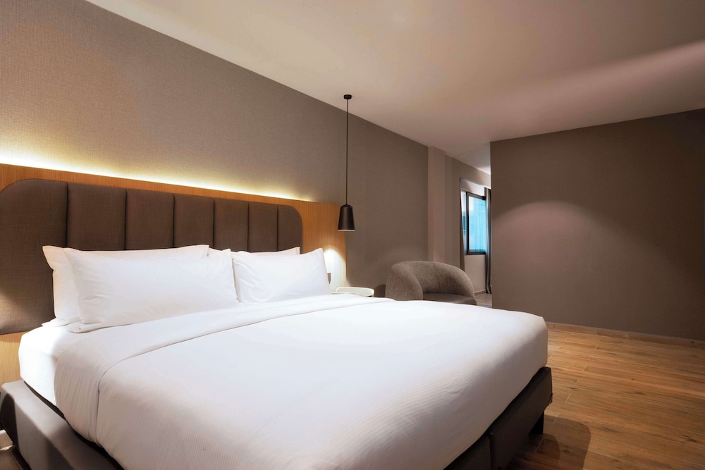 Junior Suite, 1 King Bed - Photo 1