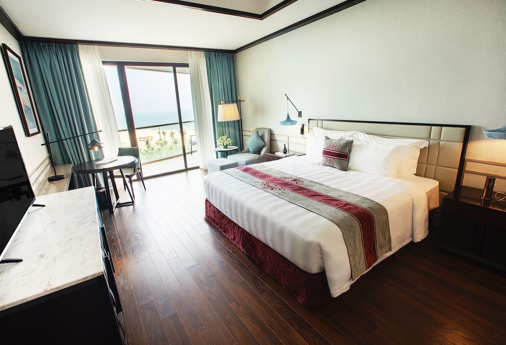 Deluxe King Bed