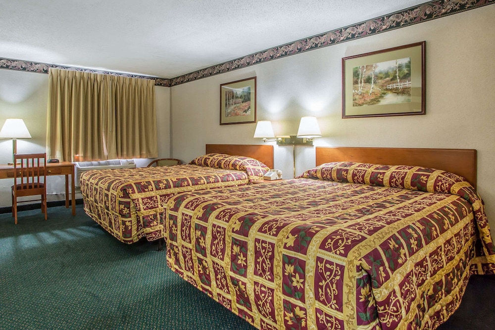 Standard Room, 2 Queen Beds, Smoking - Photo 4