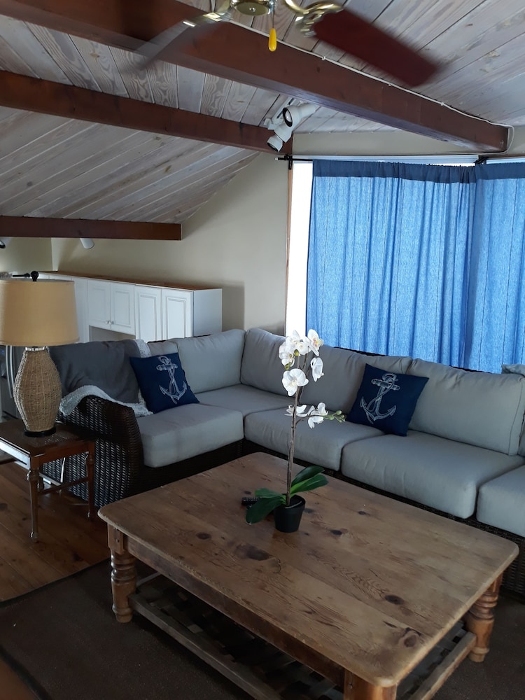 Captain's Quarters: Quaint Bungalow, 1 Bedroom, Kitchen, Marina View photo 1