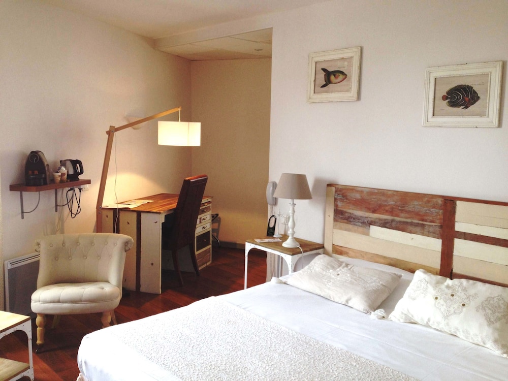 Junior Double Room, Pool Access photo 3