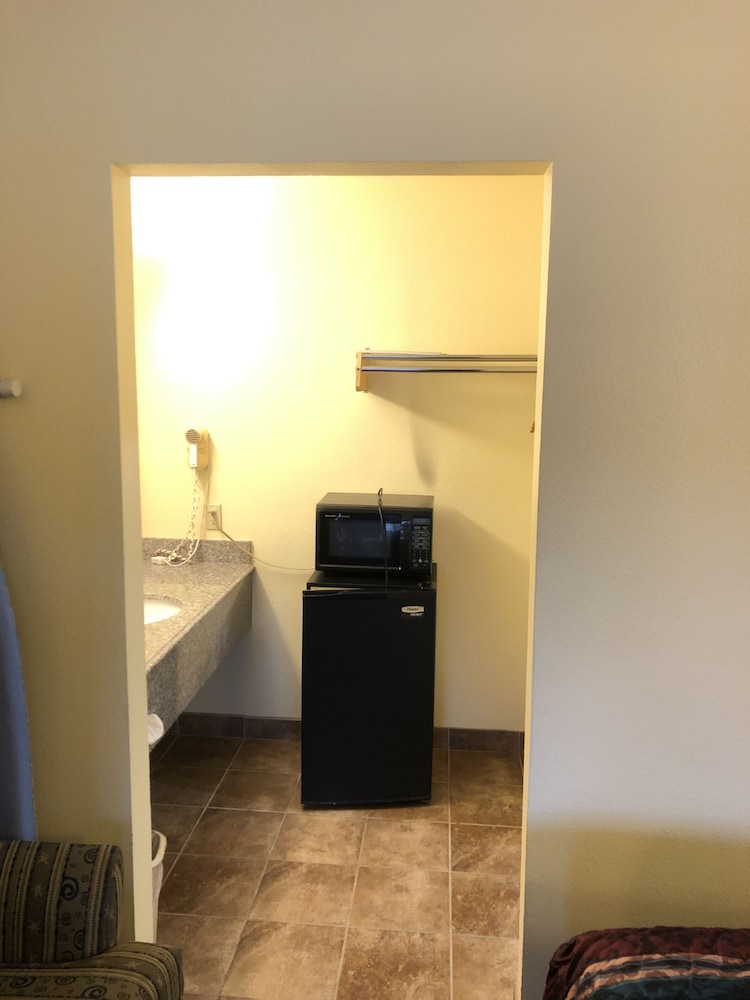 Comfort Room, 2 Queen Beds, Non Smoking photo 3